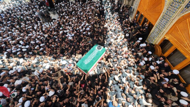 Suasana Makam 8